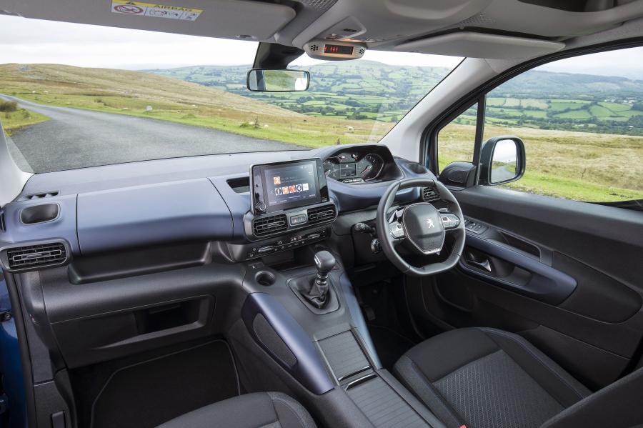 Торпедо Peugeot Rifter GT Line 2018 года  (UK) (фото 4 из 23)